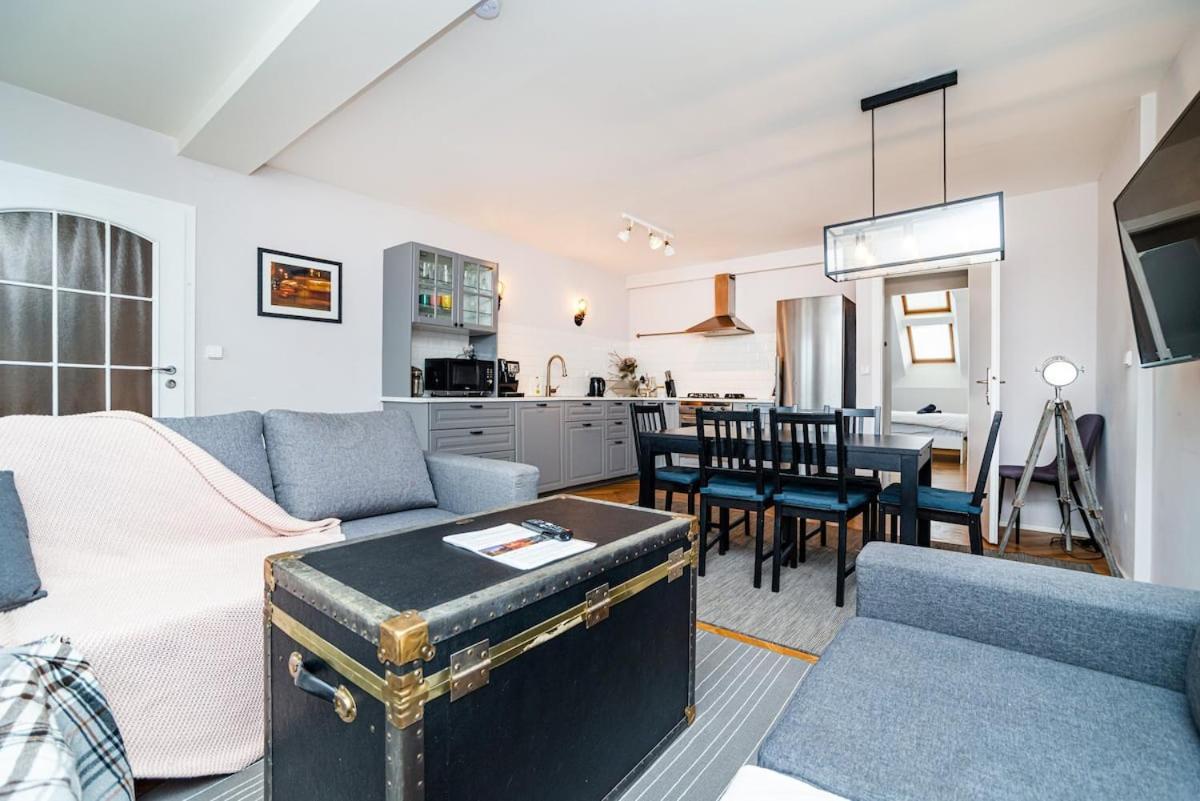 Central, Spacious, Modern 5 Bedrm Duplex W/Balcony 布拉格 外观 照片