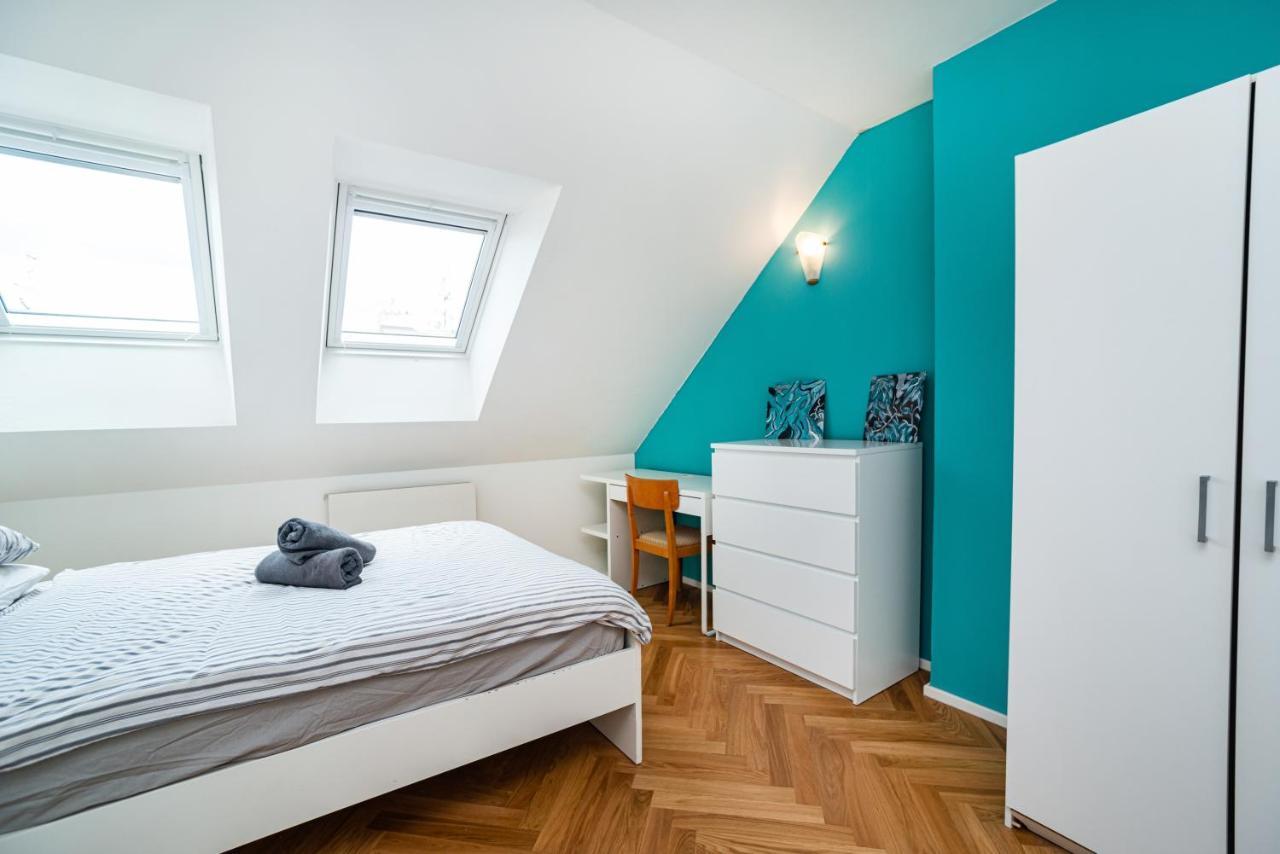 Central, Spacious, Modern 5 Bedrm Duplex W/Balcony 布拉格 外观 照片