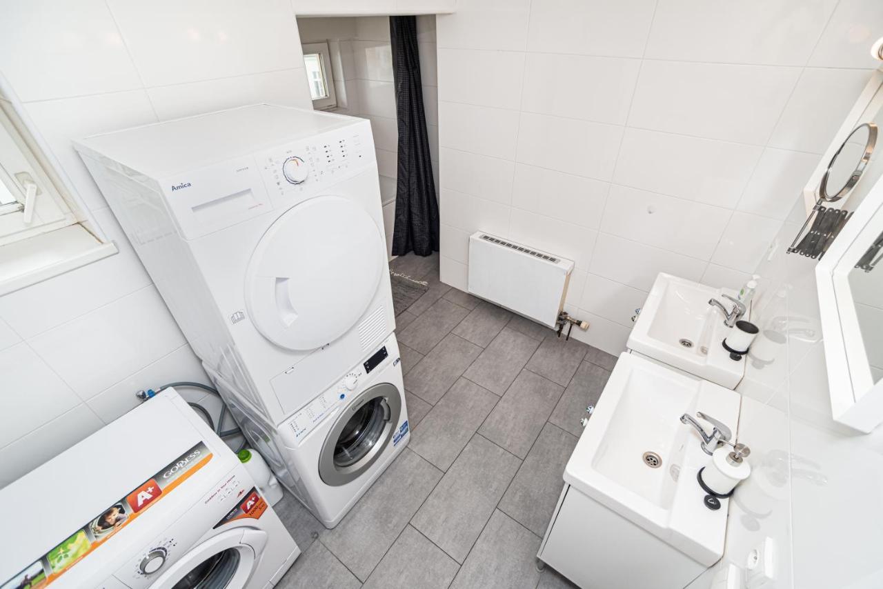 Central, Spacious, Modern 5 Bedrm Duplex W/Balcony 布拉格 外观 照片