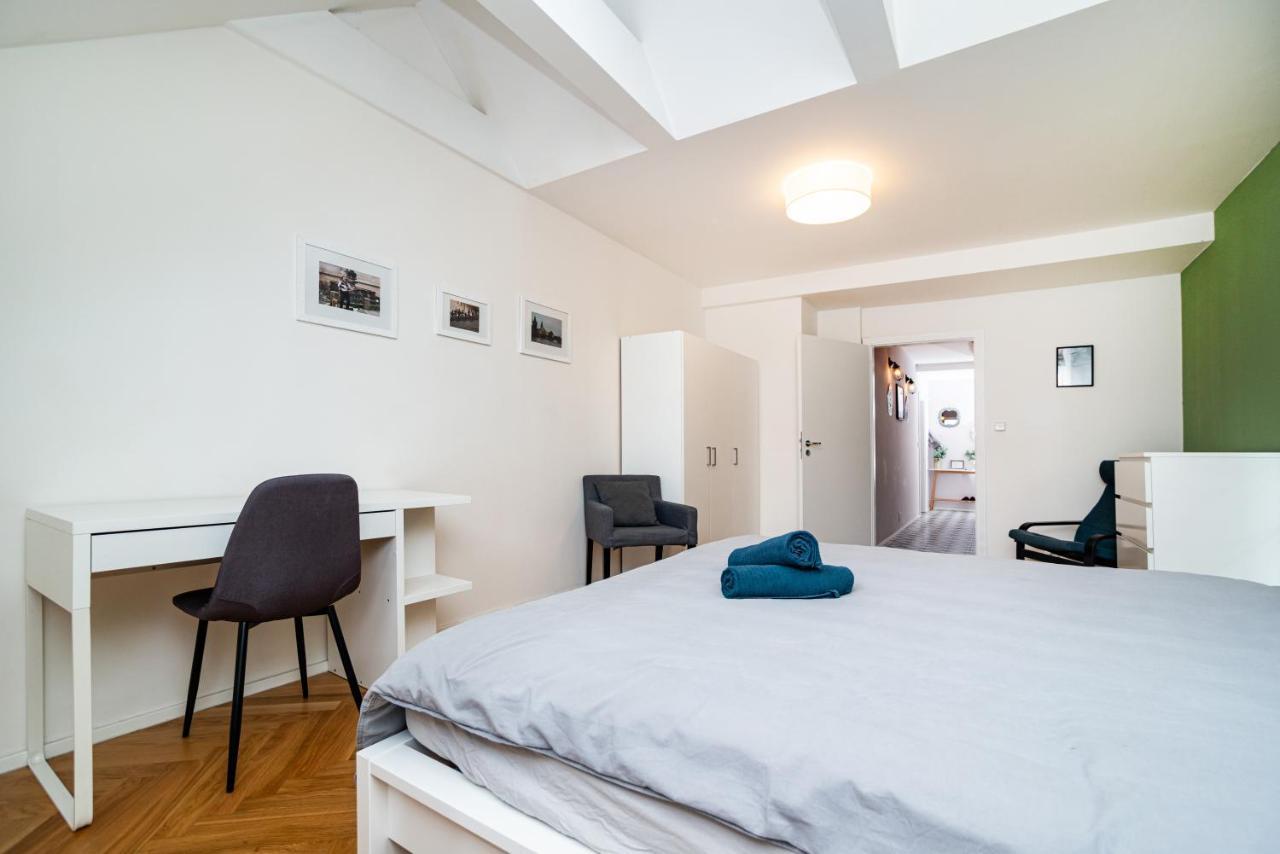 Central, Spacious, Modern 5 Bedrm Duplex W/Balcony 布拉格 外观 照片